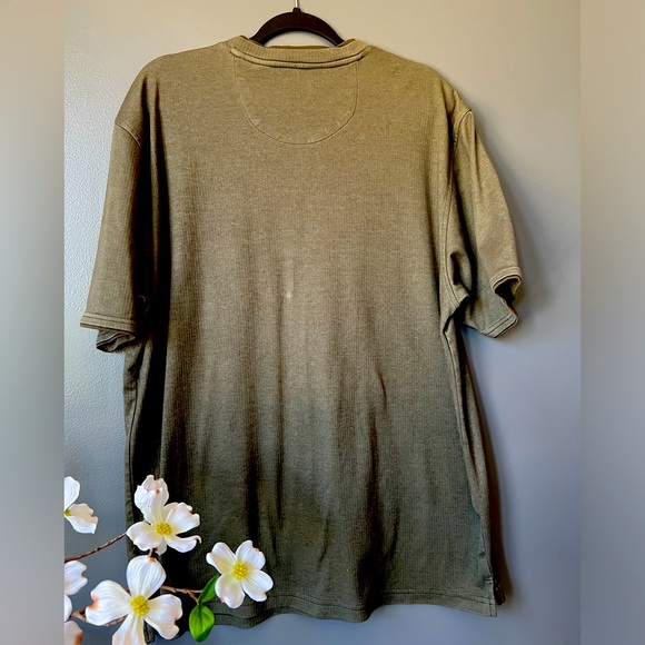 ARROW- V-Neck T-shirt. - Picture 5 of 5